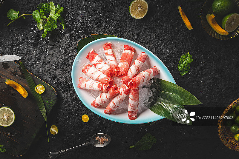 椰子鸡 海南美食 椰子美食 石板背景 上脑牛肉 牛上脑 火锅牛肉 肥牛图片素材