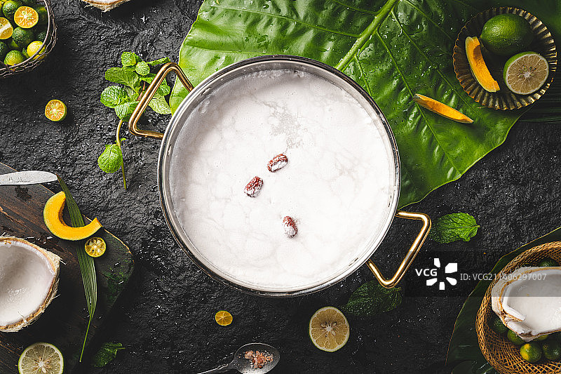 椰子鸡 海南美食 椰子美食 石板背景 椰奶锅底 椰浆锅底图片素材