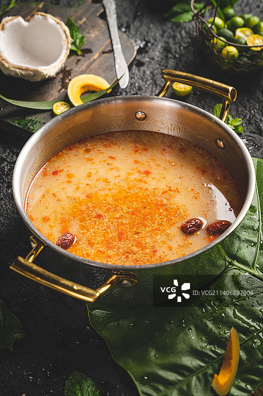 椰子鸡 海南美食 椰子美食 石板背景 冬阴功汤 冬阴功锅底图片素材