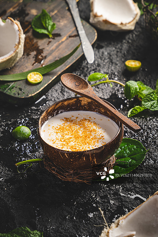 椰子鸡 海南美食 椰子美食 石板背景 椰子冻 椰子碗 甜品图片素材