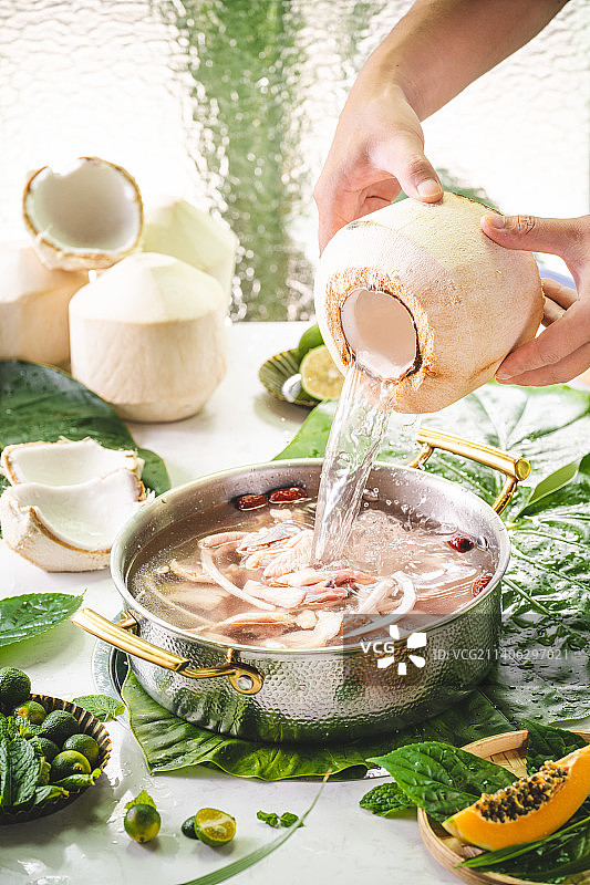 椰子鸡 海南美食 椰子美食 石板背景 椰子鸡倒椰汁 倾倒椰子水进锅里 将椰子水倒进锅里图片素材