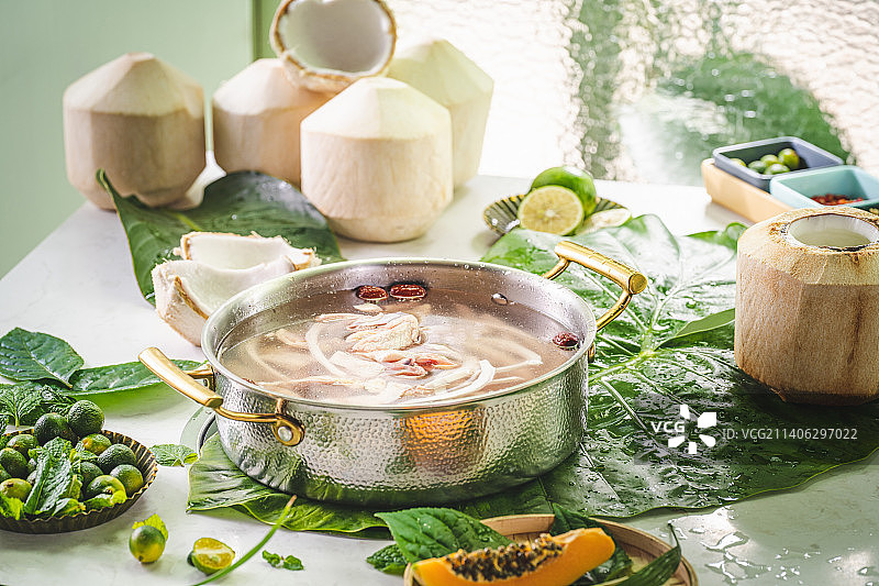 椰子鸡 海南美食 椰子美食 石板背景 椰子鸡倒椰汁 倾倒椰子水进锅里 将椰子水倒进锅里图片素材