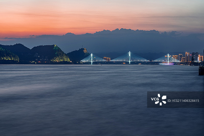 湖北：宜昌夷陵公路大桥夜景图片素材