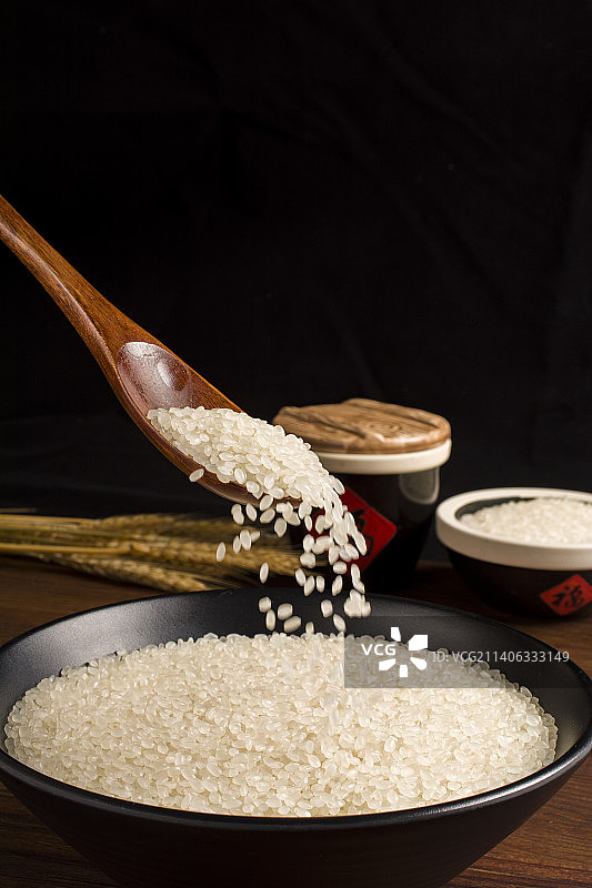 桌子上东北农家大米图片素材