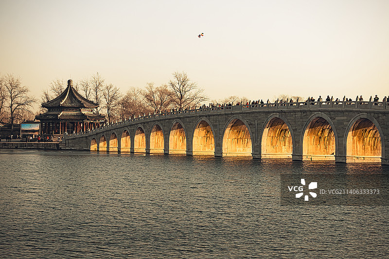 冬至时分的颐和园十七孔桥金光穿洞图片素材