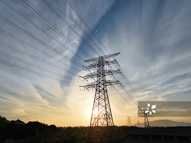 夕阳下的高压电网图片素材