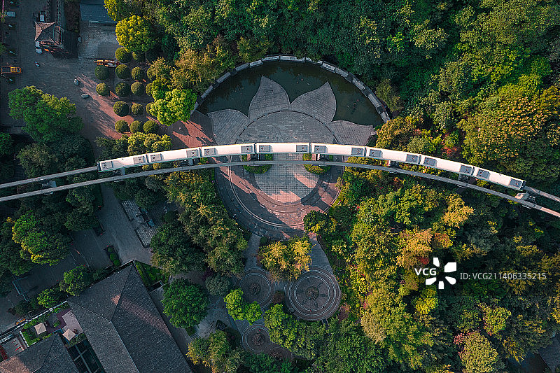 单轨列车驶过重庆大渡口中华美德公园的一刻图片素材