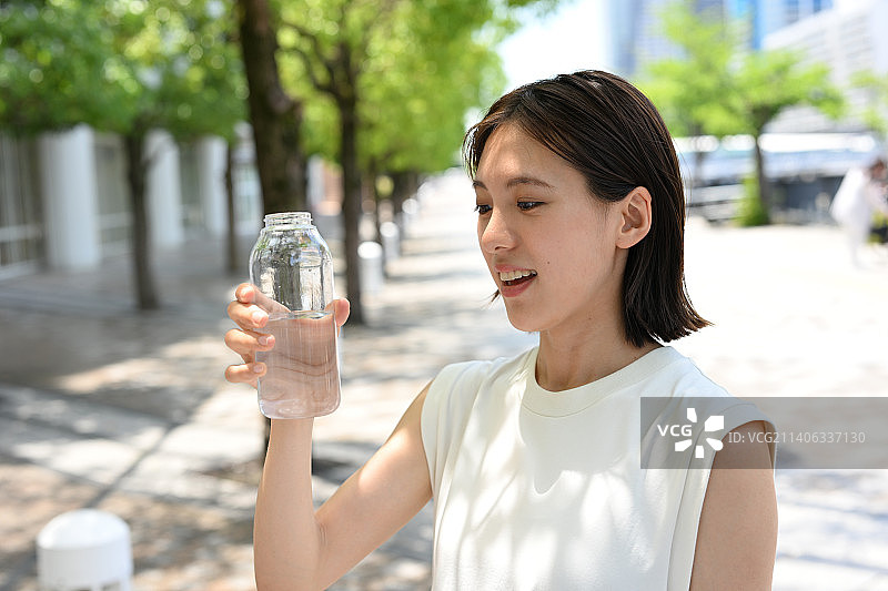 喝水的日本女人图片素材