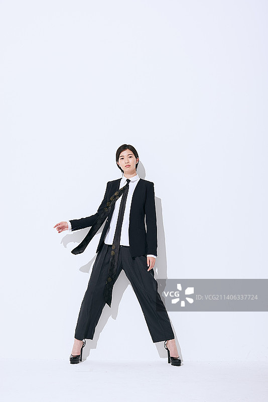 年轻的日本女性工作室肖像图片素材