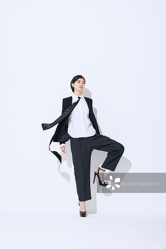 年轻的日本女性工作室肖像图片素材