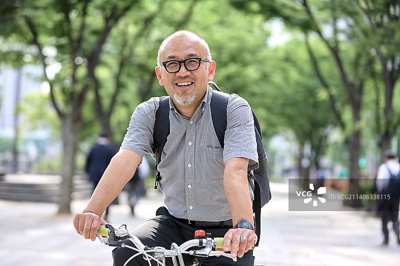 日本男人骑自行车图片素材