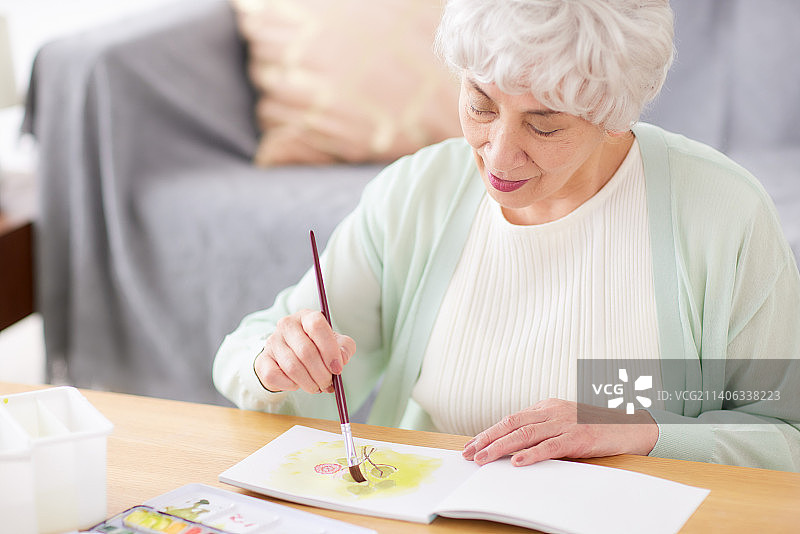 画水彩画的日本年长妇女图片素材