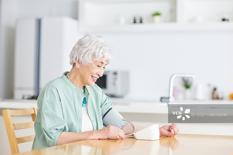 日本年长妇女测量血压图片素材