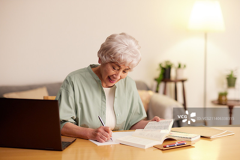 学习中的日本老年妇女图片素材