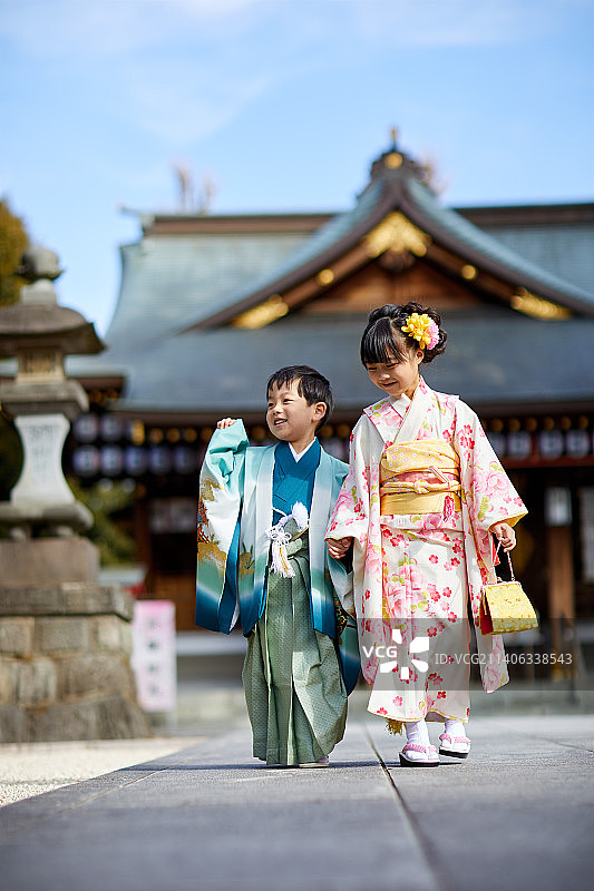 穿和服的日本儿童在寺庙图片素材