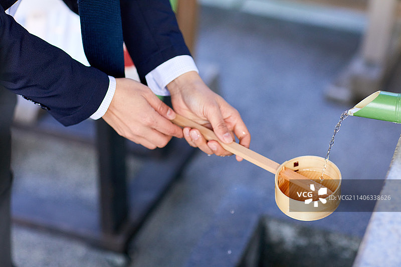 日本男子在神社净手图片素材
