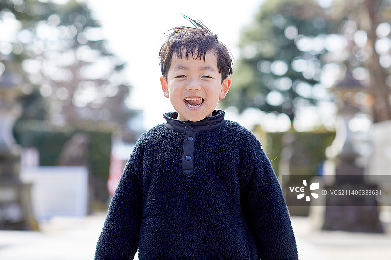 微笑的日本男孩图片素材