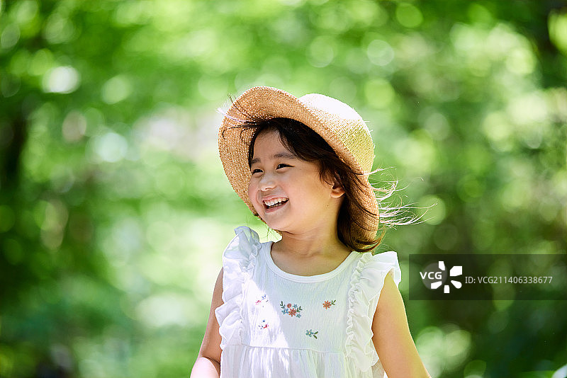 日本儿童肖像与绿叶图片素材