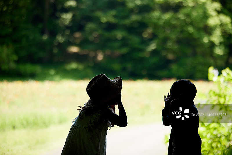 城市公园里的日本儿童图片素材