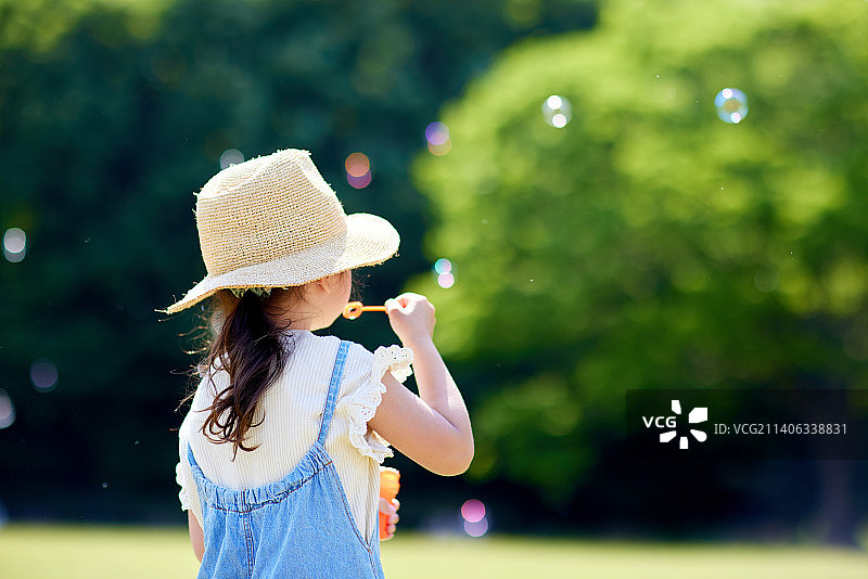 一个日本小孩在城市公园里图片素材