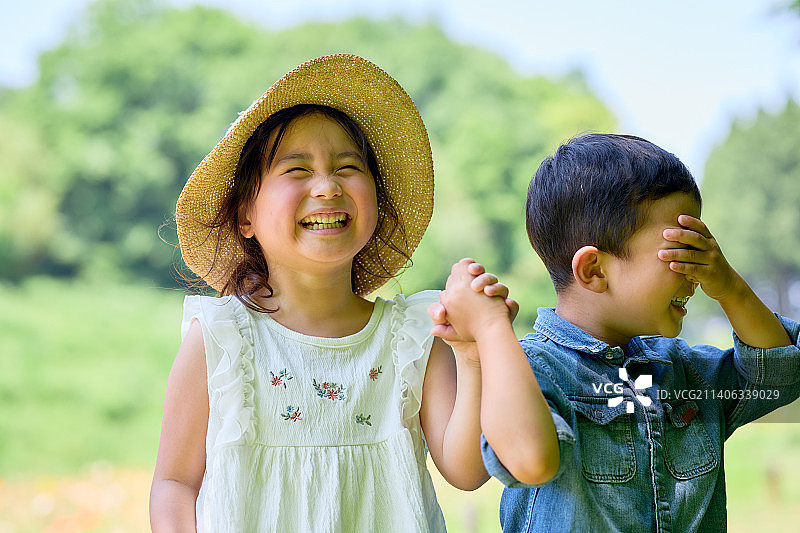 城市公园里的日本儿童图片素材