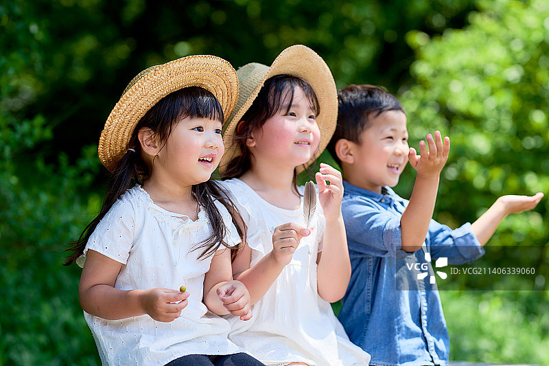 城市公园里的日本儿童图片素材