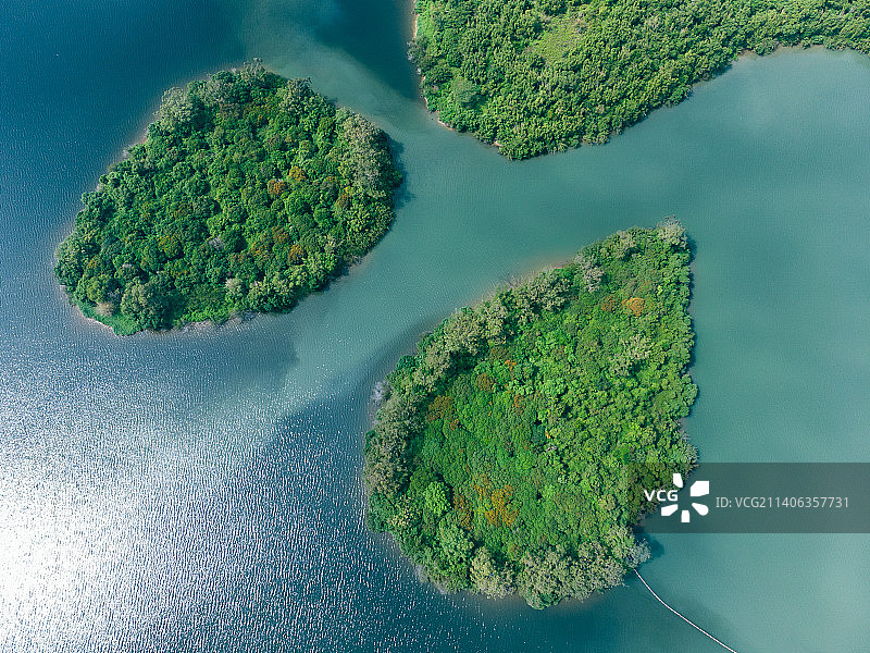 航拍湖泊中的绿洲小岛图片素材