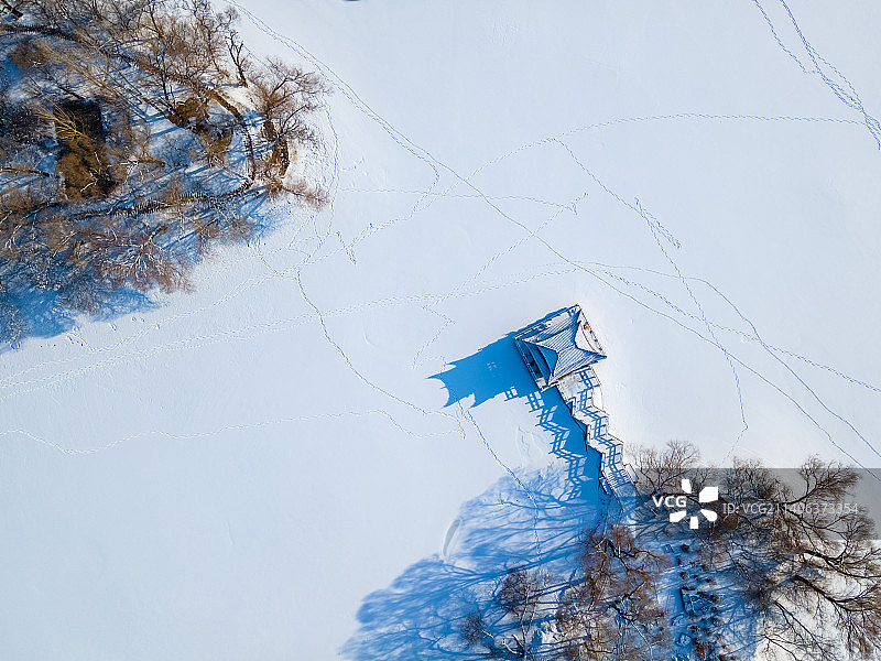 正上方视角拍摄的雪后公园，黑龙江省齐齐哈尔市龙沙公园雪景航拍图片素材