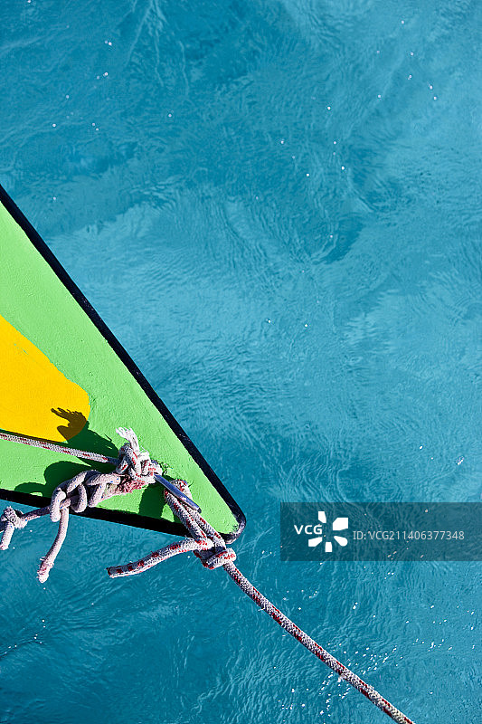 清澈水中的彩色船只特写图片素材