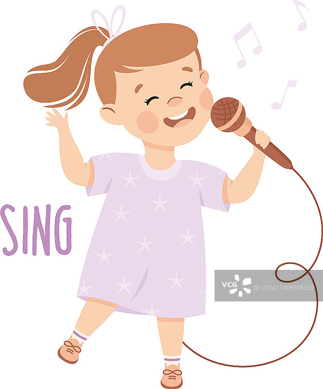 小女孩拿着麦克风唱歌图片素材