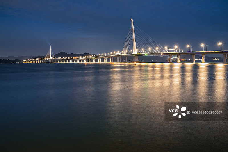 中国广东深圳湾大桥夜景风光图片素材