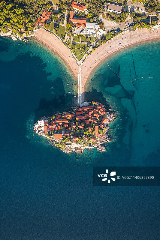 黑山共和国海岛上帝视角航拍风光图图片素材