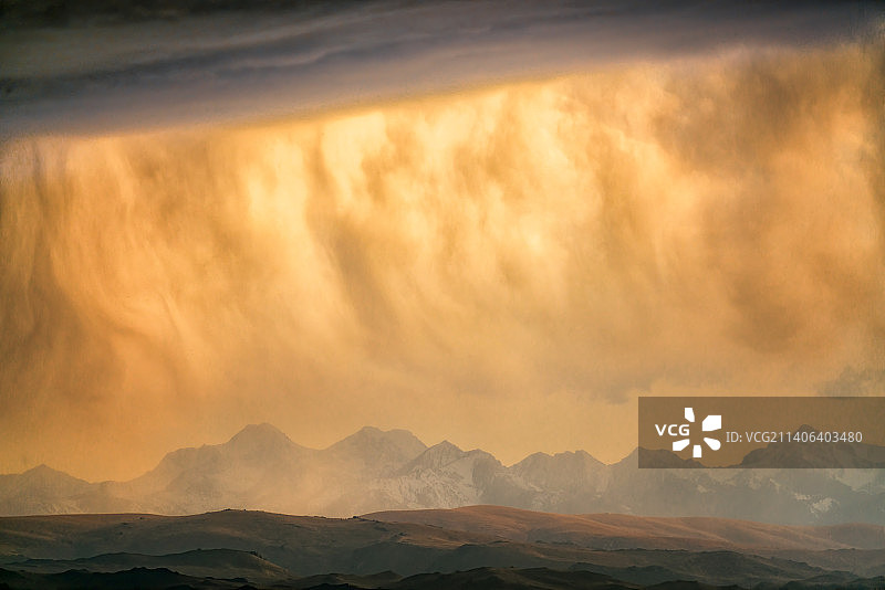 巴音布鲁克黄昏时的狂风景观图片素材
