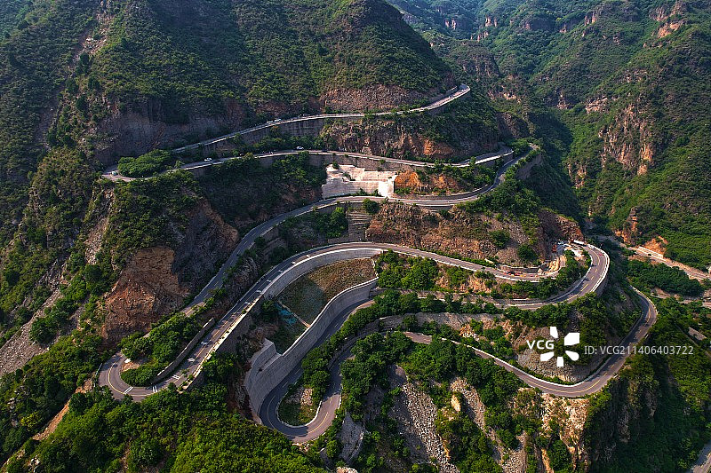 航拍蜿蜒的山路图片素材