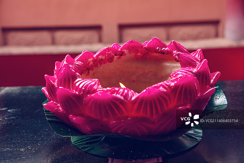 寺庙供奉的祈福莲花灯图片素材