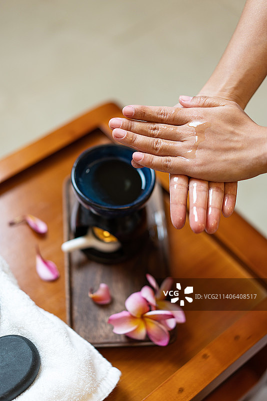 一双手准备按摩材料图片素材