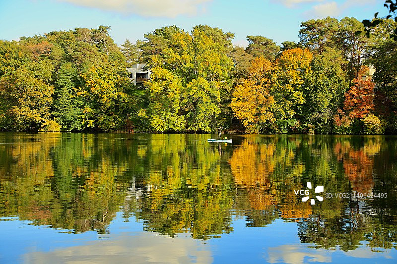 五光十色的秋日湖景图片素材