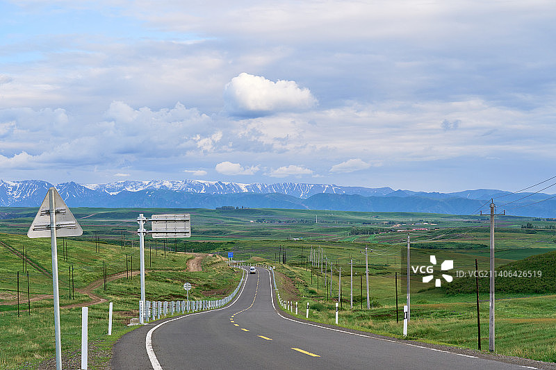 夏季远山公路与绿色草地图片素材