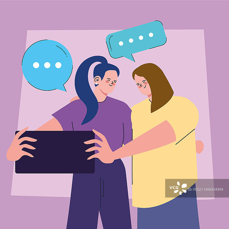 女人用智能手机自拍图片素材