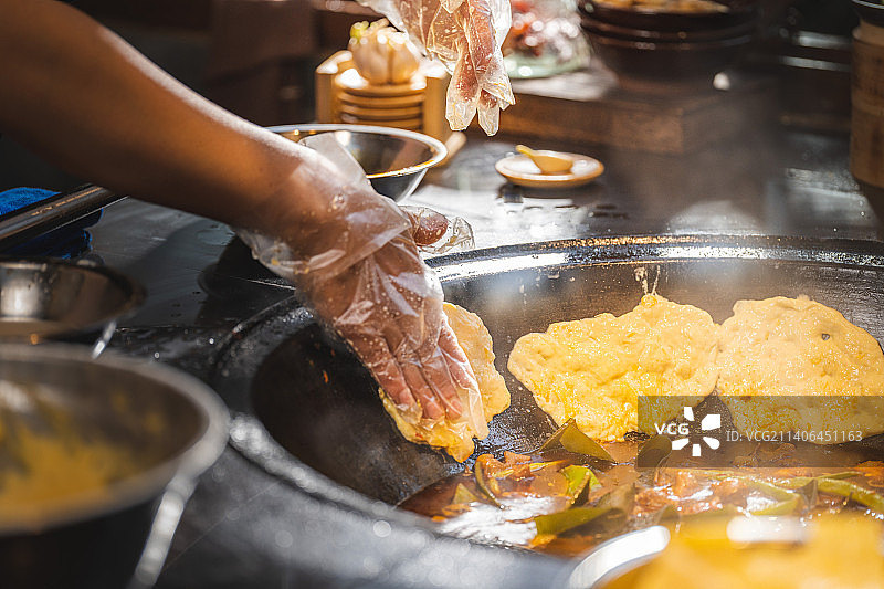 农家氛围感 柴火鸡 地锅鸡 农家乐 庭院 厨房窗边的美食 锅边馍 玉米馍图片素材