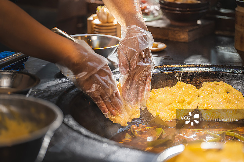 农家氛围感 柴火鸡 地锅鸡 农家乐 庭院 厨房窗边的美食 锅边馍 玉米馍图片素材
