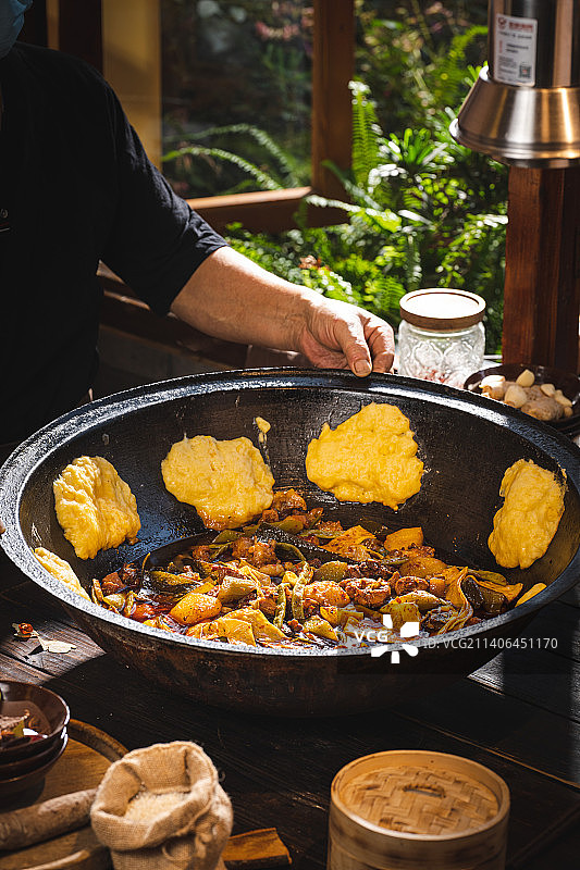 农家氛围感 柴火鸡 地锅鸡 农家乐 庭院 厨房窗边的美食 满满一锅鸡肉 一桌丰盛的柴火鸡 木制背景图片素材