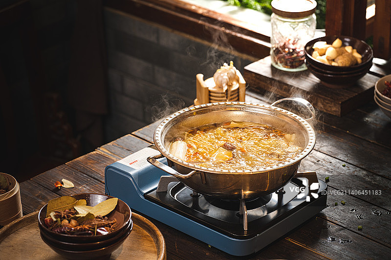 云南野菌汤 菌菇汤 蘑菇汤 农家氛围感 柴火鸡 地锅鸡 农家乐 庭院 厨房窗边的美食图片素材