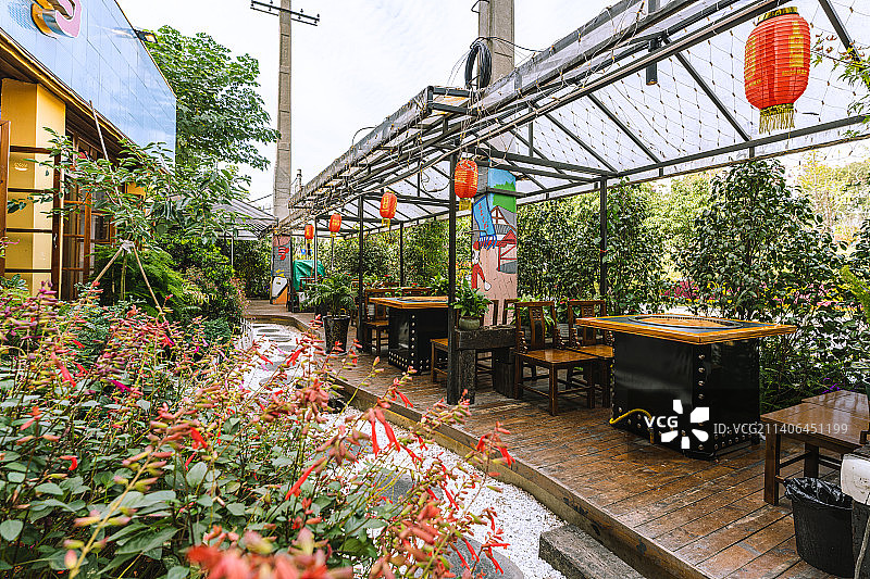 农家田园 从窗外内看外面的餐桌 农家氛围感 柴火鸡 地锅鸡 农家乐 庭院 厨房窗边的美食图片素材