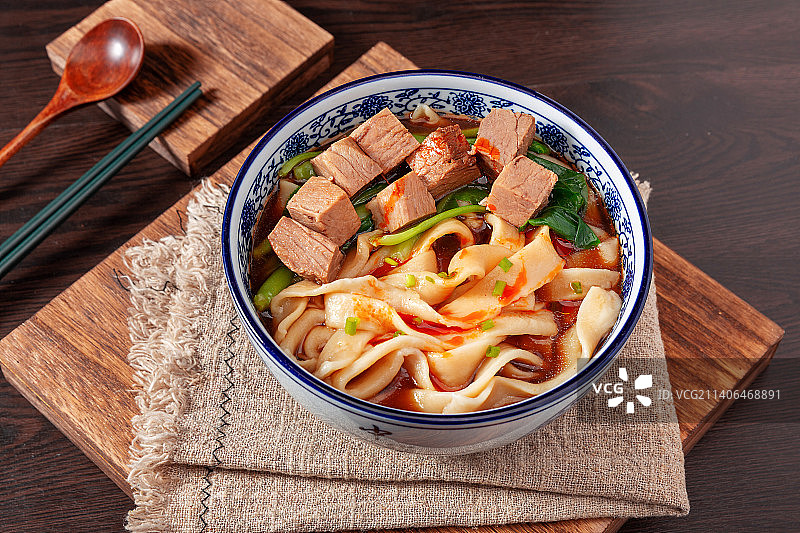 装在传统兰花碗里的牛肉板面图片素材