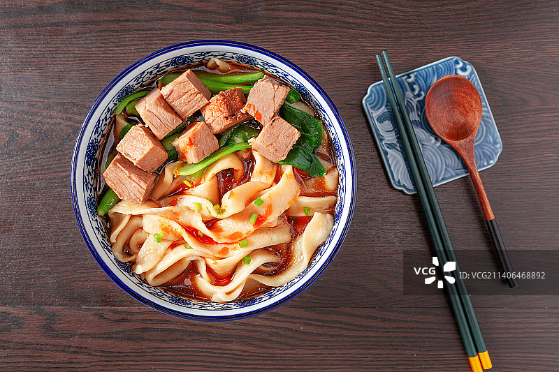 装在传统兰花碗里的牛肉板面图片素材