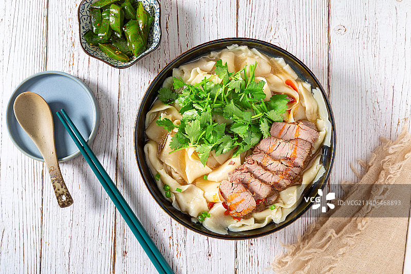 装在碗里的传统面食：牛肉板面图片素材