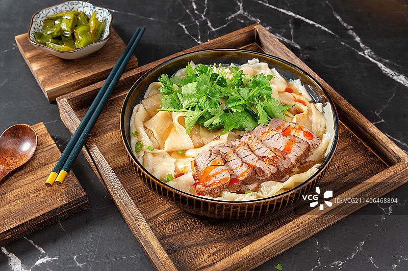 装在碗里的传统面食：牛肉板面图片素材