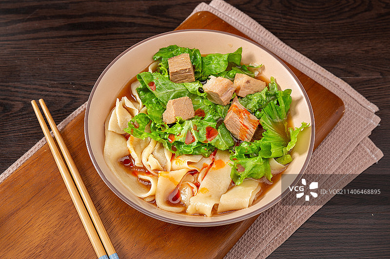 装在碗里的传统面食：牛肉板面图片素材