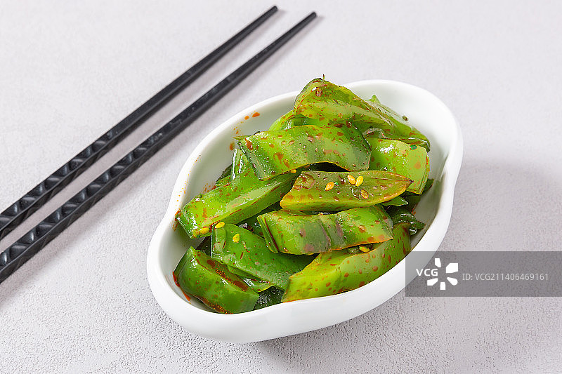 装在盘子里的香辣裙带菜梗段图片素材